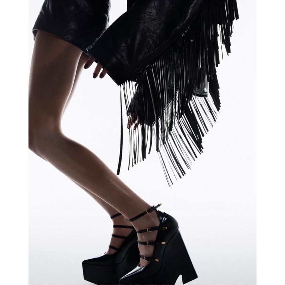 VERSACE Tempest Calf Leather Black Platform Pumps with Gold Hardware Size 39 - Picture 3 of 16